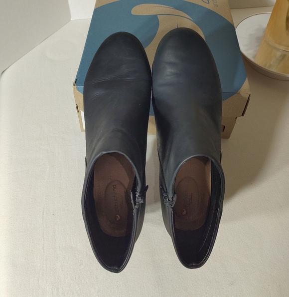 CLARKS Unstructured Lindel Ankle Boots - Picture 3 of 12